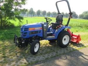 Iseki mini tractor met diverse werktuigen afgeleverd