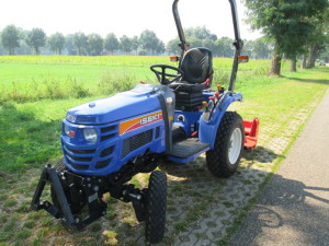 Iseki mini tractor met diverse werktuigen afgeleverd