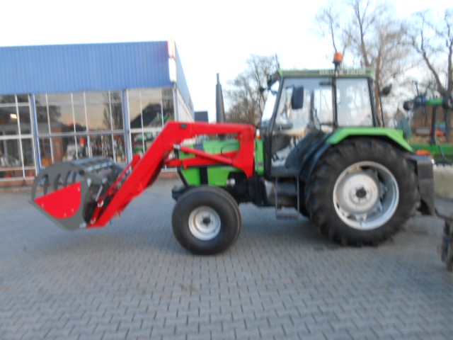 Bezienswaardigheden bekijken zitten Metafoor Deutz-Fahr tractor met voorlader en diverse werktuigen afgeleverd - Klein  Nibbelink Bredevoort - Landbouw en Tuinbouw Mechanisatie