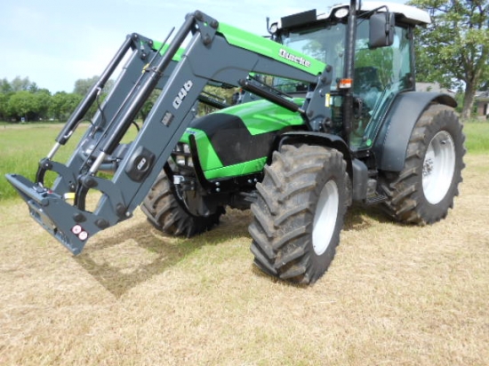 Huiswerk in het midden van niets Aan het leren Deutz-Tractor met voorlader - Klein Nibbelink Bredevoort - Landbouw en  Tuinbouw Mechanisatie