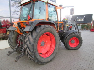 Diverse machines en tractoren afgeleverd